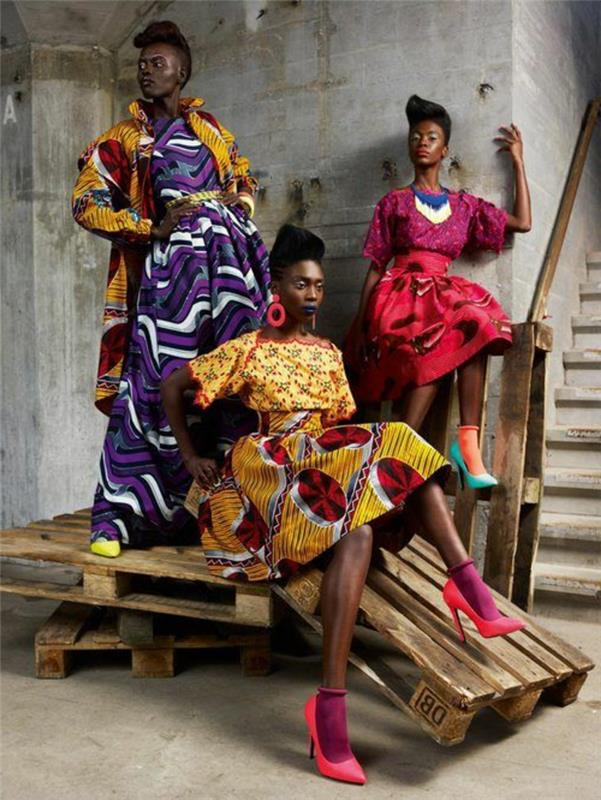 Tre modelle su palet di legno, moda femminile con abiti colorati, ragazze con acconciature
