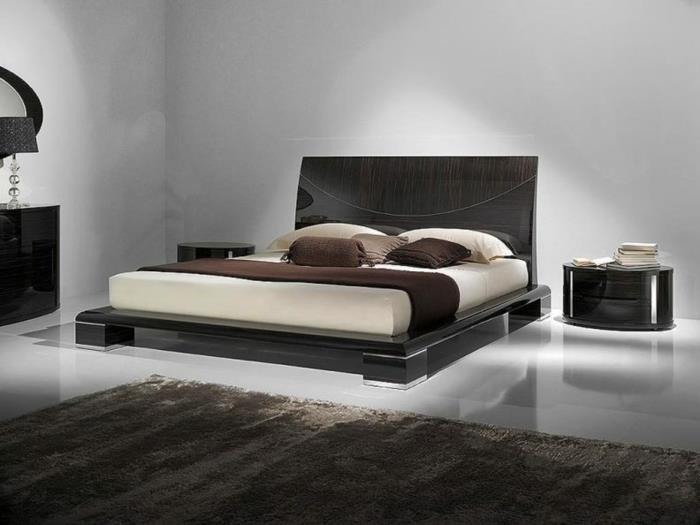 Orentation spodobna feng shui postelja, postelja na platformi, majhne črne nočne omarice, gladka tla in razkošen videz