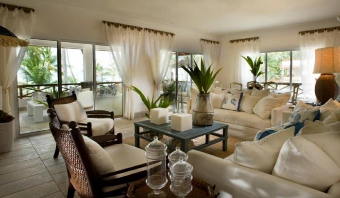 moderni svetainė, foteliai su pagalvėlėmis kreminės spalvos, šviesios sofos, baltos užuolaidos