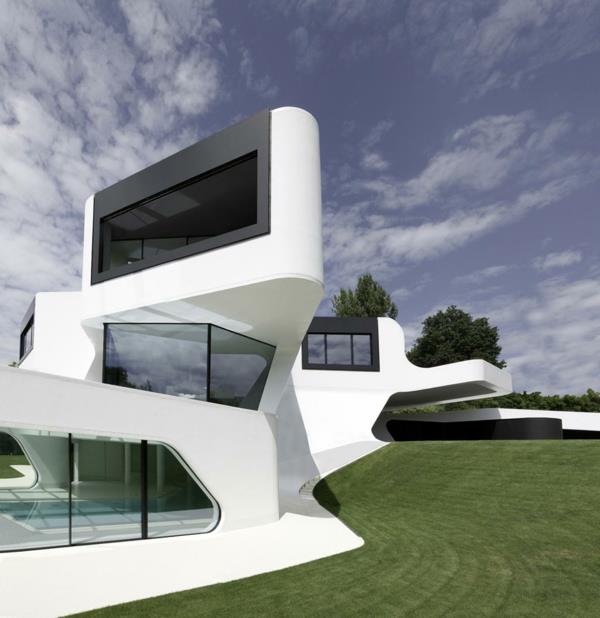 moderna-hiša-arhitektura-bazen-notranjost-črno-belo-za-plano