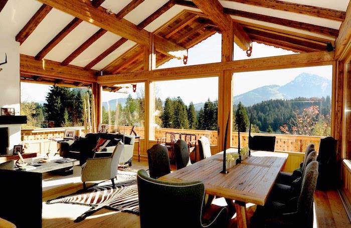 Odličen pogled na gore, brunarica z velikimi okni, elegantna gorska dekoracija, lesena dekoracija brunarice