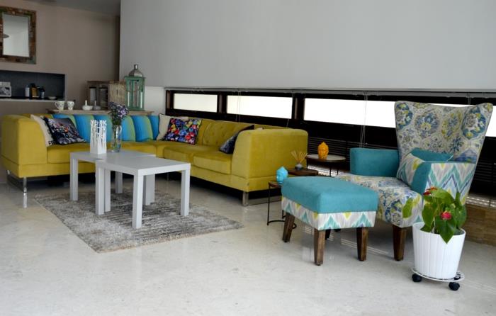 prenoviti leseno omarico, kotni kavč v limonino rumeni barvi, fotelj s pastelno modro tkanino, stol v pastelno modri in rumeni barvi, lesena omara