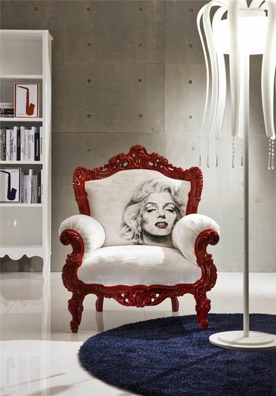 Marilyn Monroe'nun görüntüsü ile beyaz renkli kumaşlı klasik ve rahat koltuk, koyu mavi yuvarlak halılı gösterişli oturma odası, çok uzun zemin lambası, yenilenmiş mobilyalar