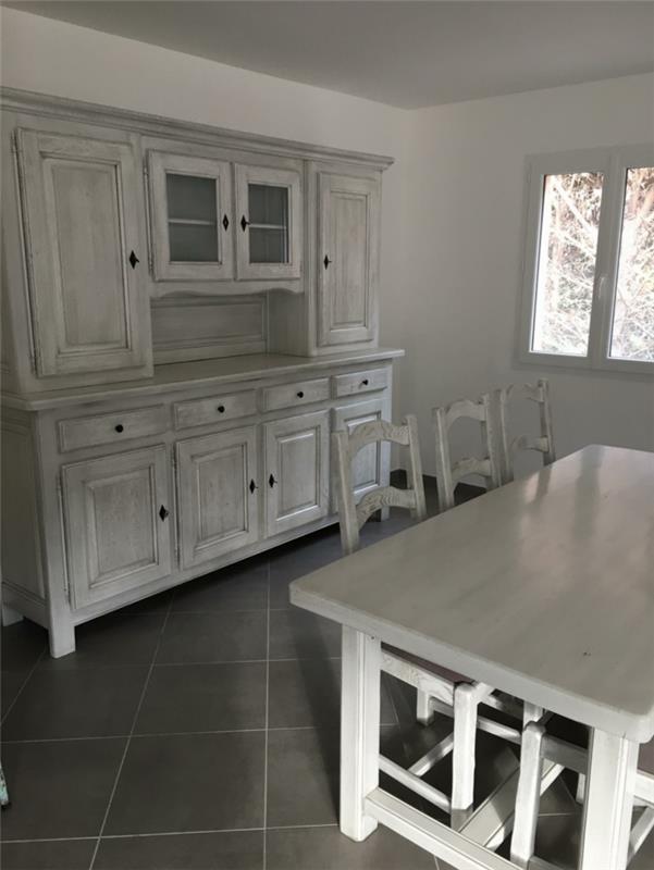 prilagodite kuhinjsko omarico v beli patini, veliko omarico za posodo, veliko kvadratno mizo, črne ploščice, tri stole brez naslonov za roke