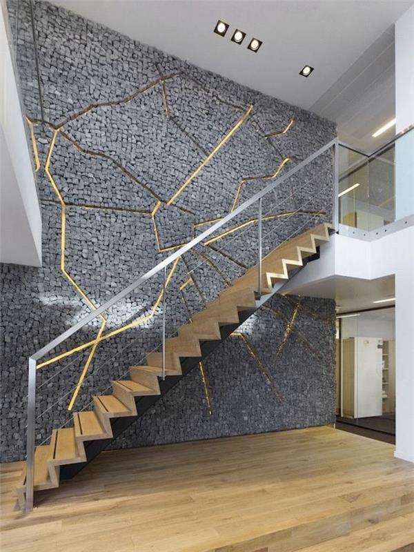 posodobiti leseno stopnišče v sivi in ​​zlati kovinski ograji
