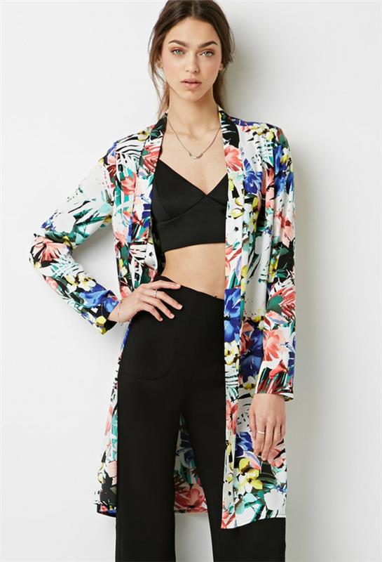 model-nosilec-dolga-jakna-v-cvetlični vzorci