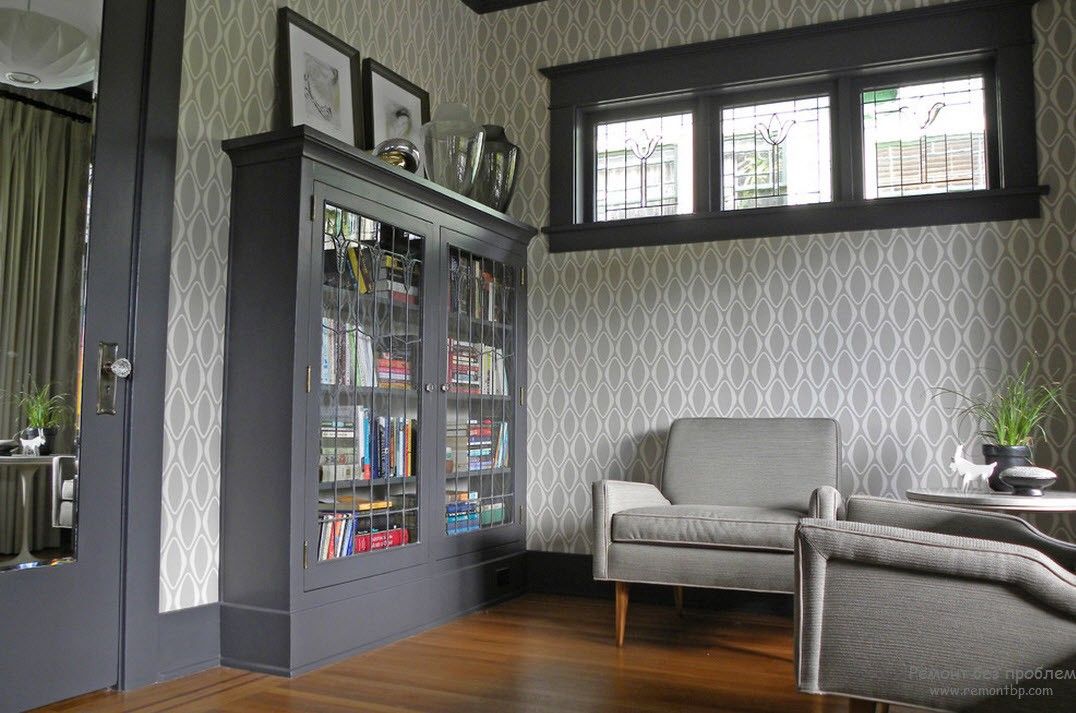 Interior de la sala de estar con papel tapiz gris