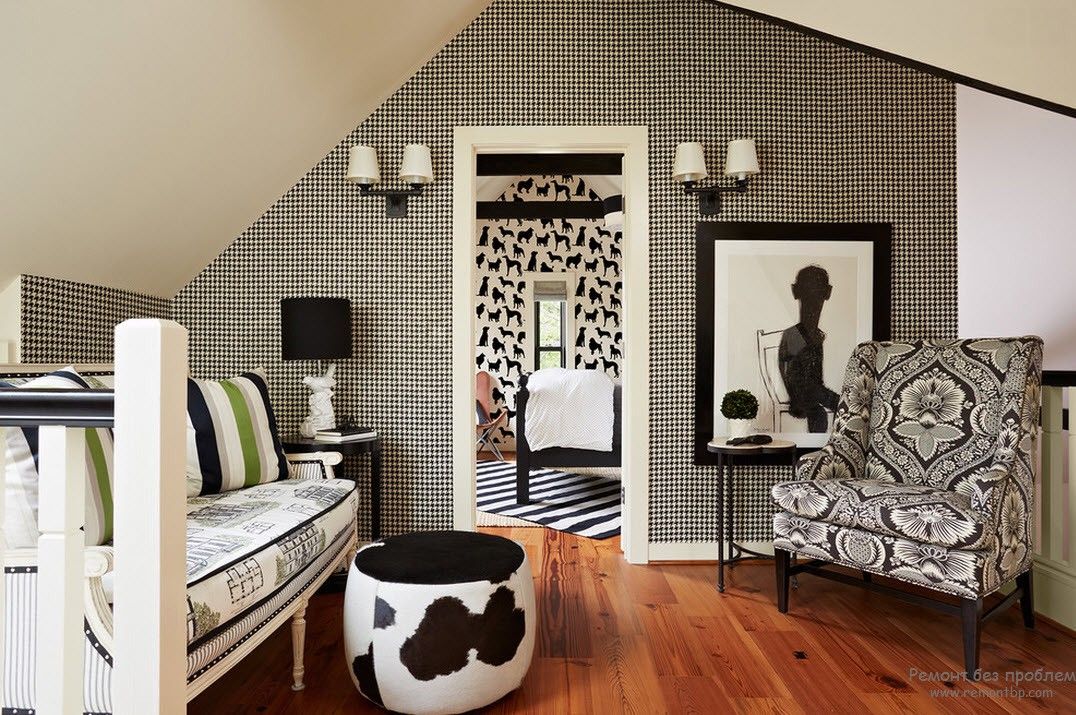 Papel pintado para la sala de estar con estampado negro.