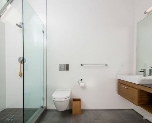 Baño con molduras de madera