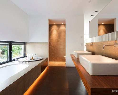 Ventana de baño larga y estrecha