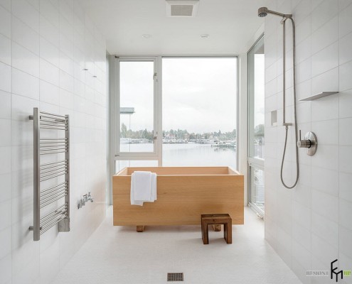 Silla de madera al lado del baño.