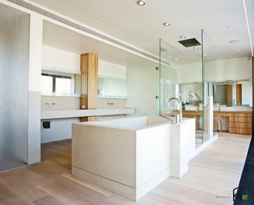 Baño en el medio de la habitación.