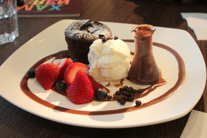moelleux-au-chocolat-fondant-petit-fondant-au chocolat-braškės-vaniliniai ledai