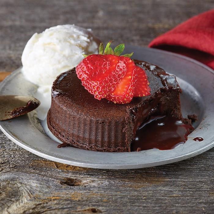 Šokoladinis pyragas gimtadienio pelėdos gimtadienio torto recepto idėjos suflė ir braškių viršuje