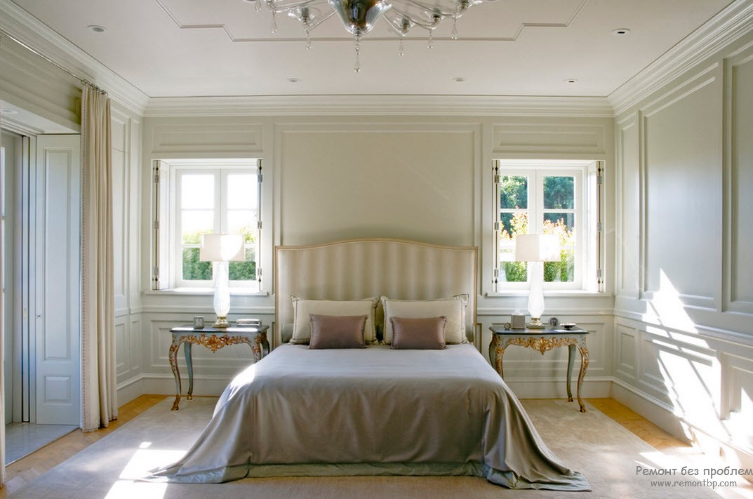 Yatak odasının iç duvarları, özel bir benzersizlik veren kalıplama ile dekore edilmiştir.