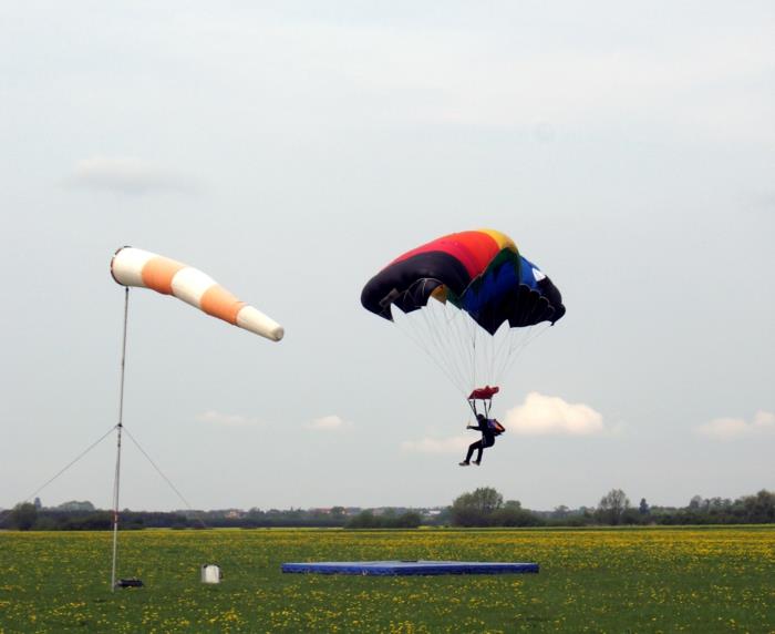 Parašiutininkas-instruktorius-parašiutas-mokykla-idėjos-le-vent-la-terre