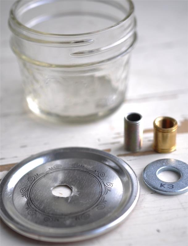 perdirbtus stiklinius indelius ir paversti senovinėmis alyvos lempomis - greita ir paprasta pamoka, kaip surinkti alyvos lempą
