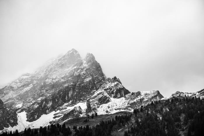 najlepše krajinske podobe divje narave v črno -beli barvi, gorska fotografija pozimi s svojimi veličastnimi vrhovi