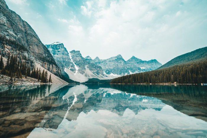 Veidrodinis kalnų peizažas ant ežero, Kanados ar Norvegijos kraštovaizdis, puikus kraštovaizdis, gražiausi pasaulio kraštovaizdžiai