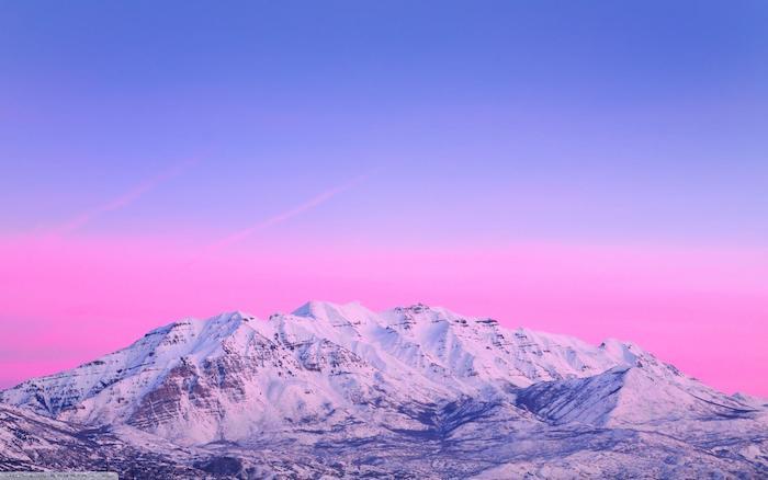 snieguotas kalnų peizažas su rožiniu dangumi ir šviesiai violetinės spalvos crátif pastelinės spalvos fonu