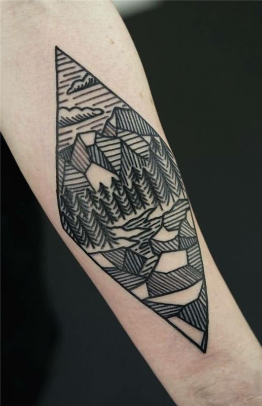 Juodo rašalo tatuiruotės dilbio žmogus, geometrinis tatuiruotės modelis, kalnas, debesys ir linijų medžiai, tema jo šarvuotis
