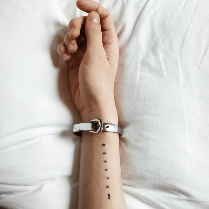 primer tetovaže zapestja s številkami, simbolična ideja tetovaže za roko z minimalističnim in uniseks dizajnom