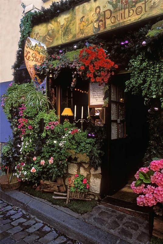 Paryžiaus paminklai-graži Paryžiaus kava su daugybe spalvingų gėlių