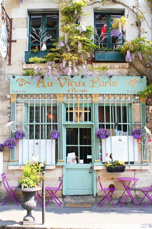 Paryžiaus paminklai-graži Paryžiaus kava su gražia terasa gatvėje