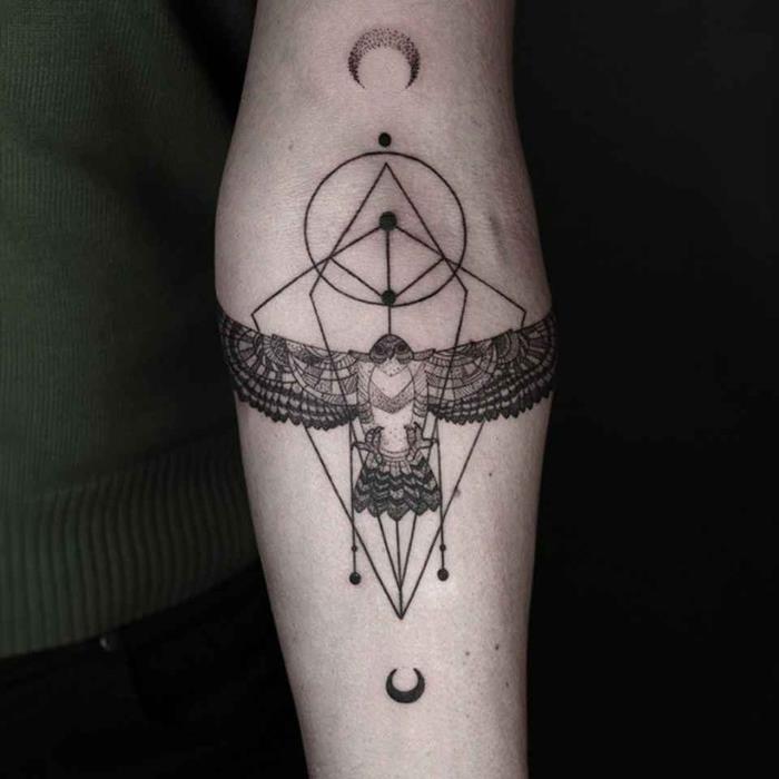 geometrijska tetovaža cvetja, sova z razprtimi krili, luna in geometrijske oblike, tetovaža podlakti