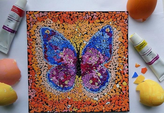 yumurta kabukları ile yaratıcı proje fikri, yumurta kabuğu renkli ve bir tahtaya yapıştırılmış, kelebek çizim sanatı