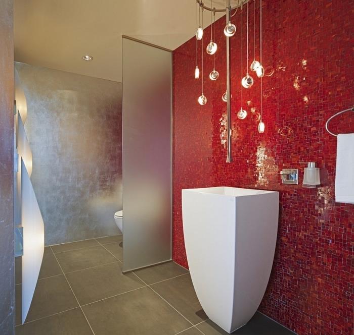 originalni stenski vzorec v rdečih ploščicah, sodobna kopalnica v bež in rdeči barvi s stekleno steno in belim pohištvom