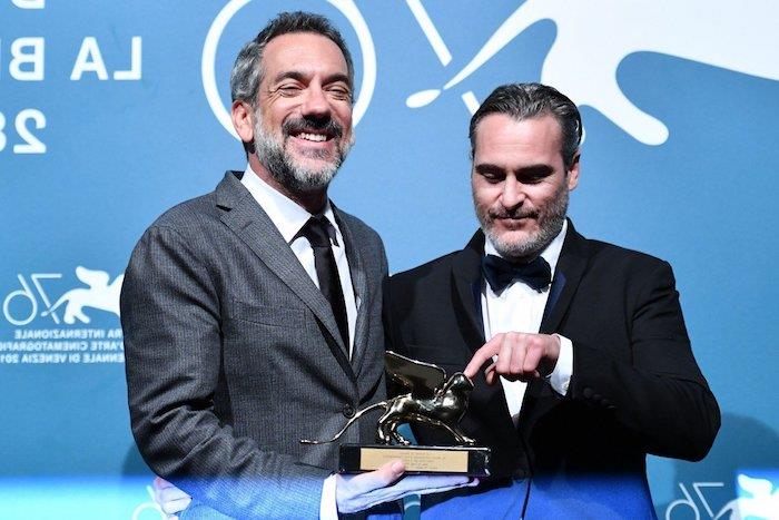 Film Joker, ki ga je režiral Todd Phillips in ga je odigral Joaquin Phoenix, je na Beneškem filmskem festivalu dobil zlatega leva