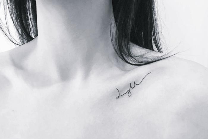 diskretna ideja o tetoviranju z besedo z malimi kurzivnimi črkami na ključnici, minimalističen dizajn na telesu