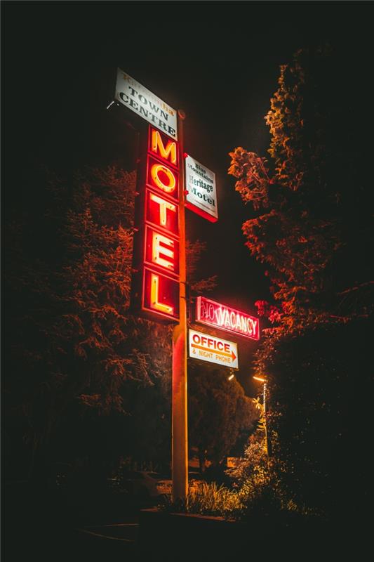 büyük motel tabelası, güzel iphone duvar kağıdı, neon tabelalar, uzun ağaçlar ve bir patika