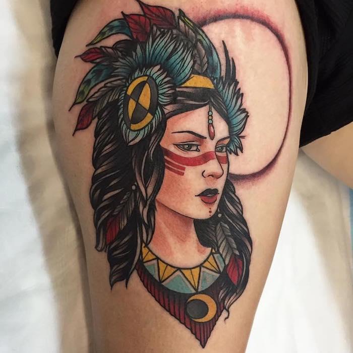barva body art za žensko, tetovaža na nogi s črnimi kodrastimi lasmi ženska glava