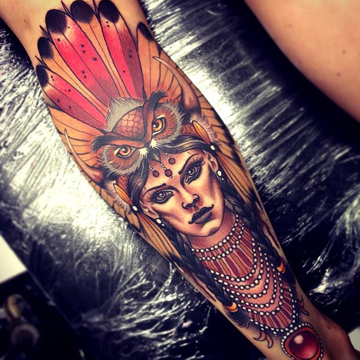 ameriška indijska tetovaža, risba s črnilom na roki, ženska oblikovalka tetovaž z lasmi in glavo sove s perjem