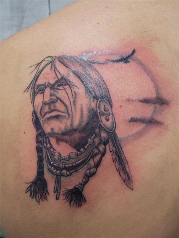 tetovaža za moške na hrbtu, risba s črnilom z obrazom domačega moškega in perjem v laseh
