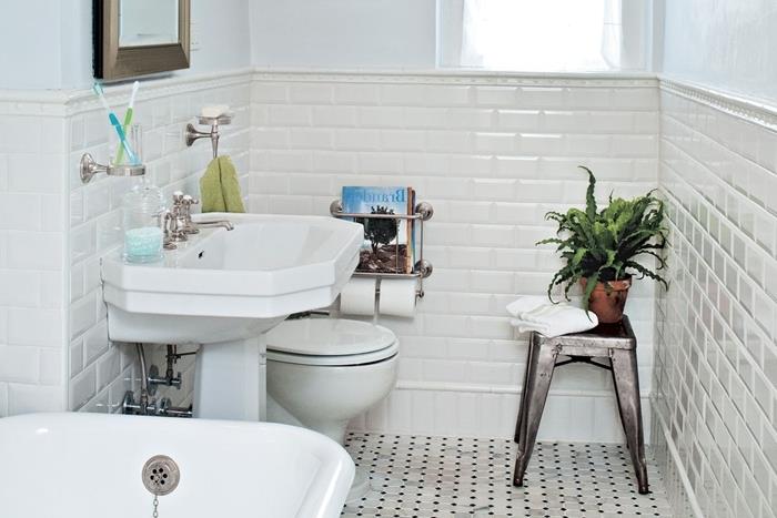 art deco modelis tradicinis vonios kambarys baltos plytelės metro kriauklė ant kojų metalinis išmatų dubuo tualeto vonia