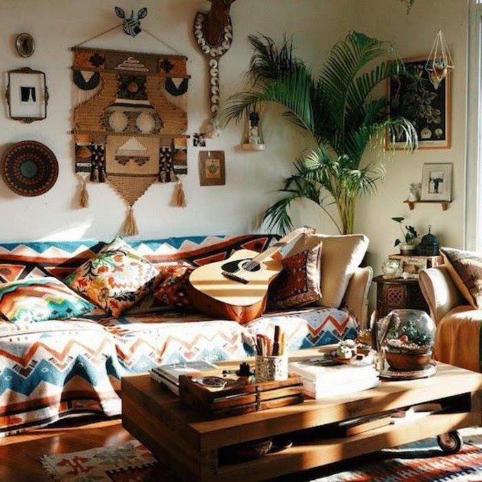 actekų raštas, geometrinės pagalvėlės, medinis stalas, etninis sienų dekoras