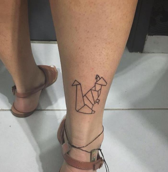 bacağın tabanında basit bir tasarıma sahip geometrik bir kanguru dövmesi