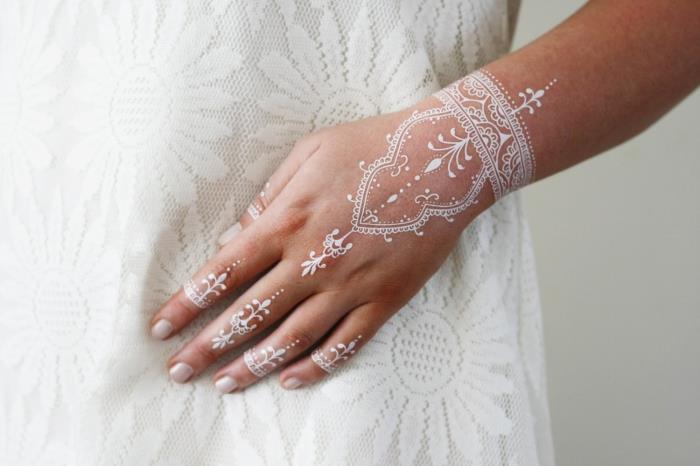 baltos chna tatuiruotės idėja ant rankų, baltas dizaino šablonas su slinktimis ir lapų raštais, apyrankės efekto odos dizainas