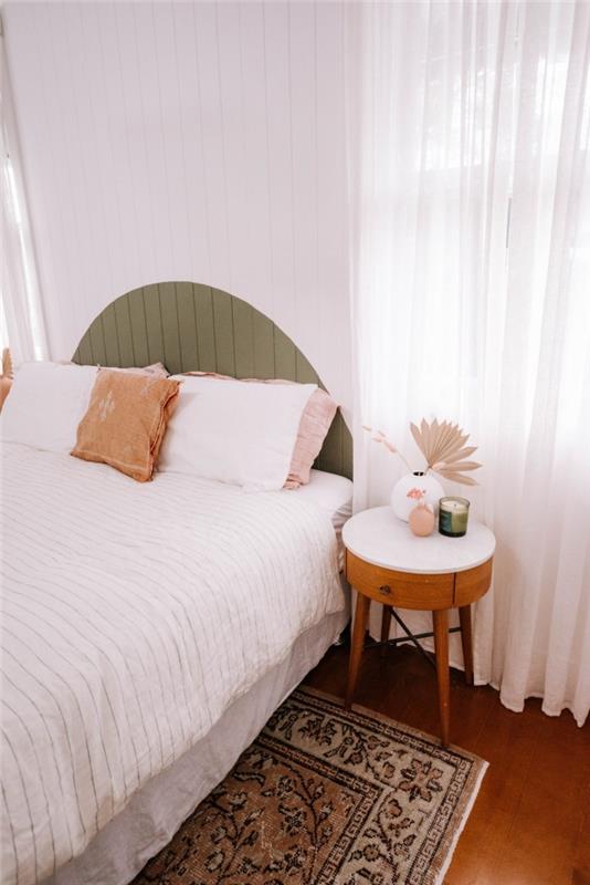 vzorec poslikava stenska dekoracija spalnica majhna nočna omarica bela in temno lesena bela blazina za vazo vzglavnik poslikava terakota