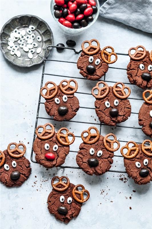 Božični recept za piškote v okrogli obliki s kakavom s premičnimi očmi iz sladkorja, nosom sladkarij in ušesi iz pereca