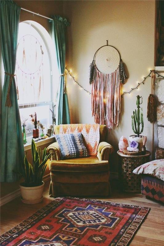 Etno kilimas su actekų raštais, geltonas fotelis, svajonių gaudyklė, lengva girlianda,