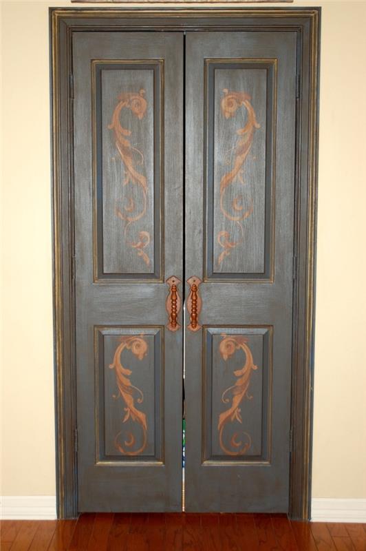 trafaretiniai durų dažai, skirti ant dviejų medinių durų padaryti gana senamadiškus raštus