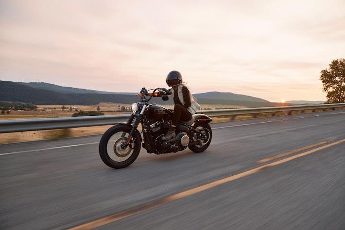 črno motorno kolo harley davidson blondinka na motorističnem pogledu proti gori chmps de ble