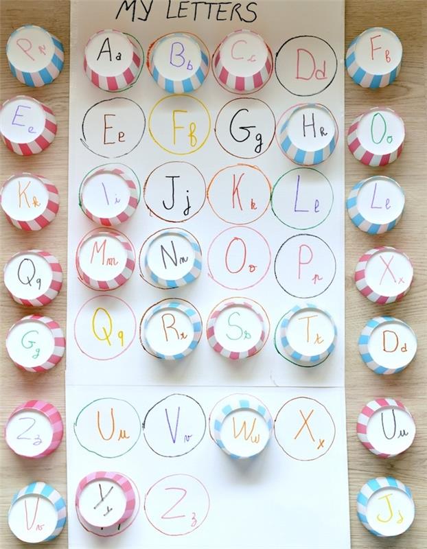 Bir parça kağıda yazılmış harflerle ilişkilendirilmesi için üzerlerinde harfler bulunan muffin kutuları, asscoaition oyunu, montessori etkinliği