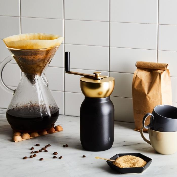 mat črni in medeninasti mlinček za kavo ali ročni filter aparat za kavo, ki ga podarite očetu, ki rad pije kuhano kavo, očka za darilo