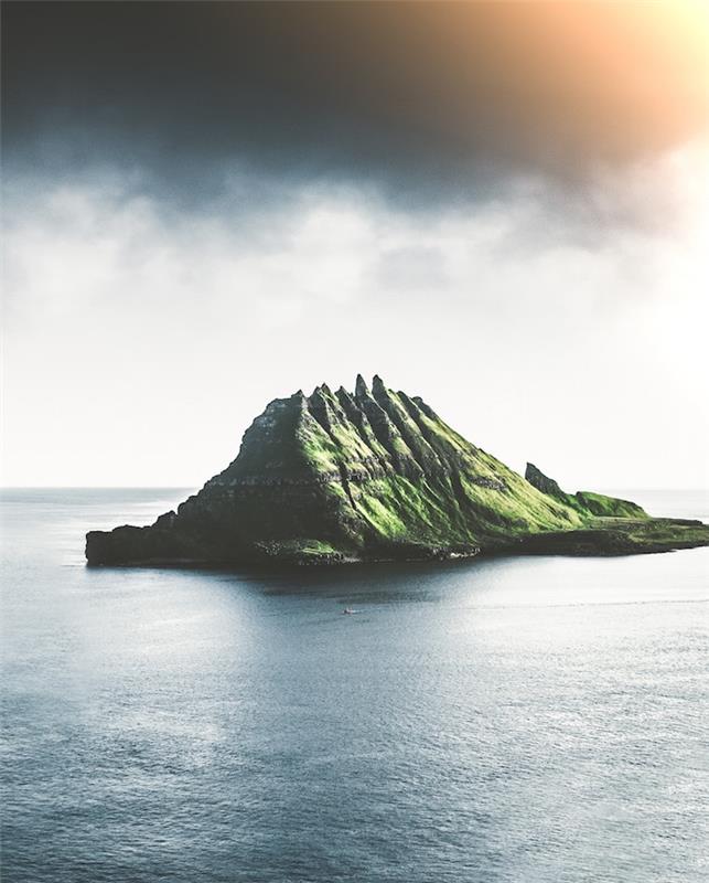 dağ adası manzarası, tumblr masaüstü arka planları, etrafta okyanus, karanlık gökyüzü