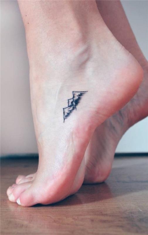 kalnų kraštovaizdžio pėdų tatuiruotė, mažos tatuiruotės tumblr, basos kojos, ant medinių grindų